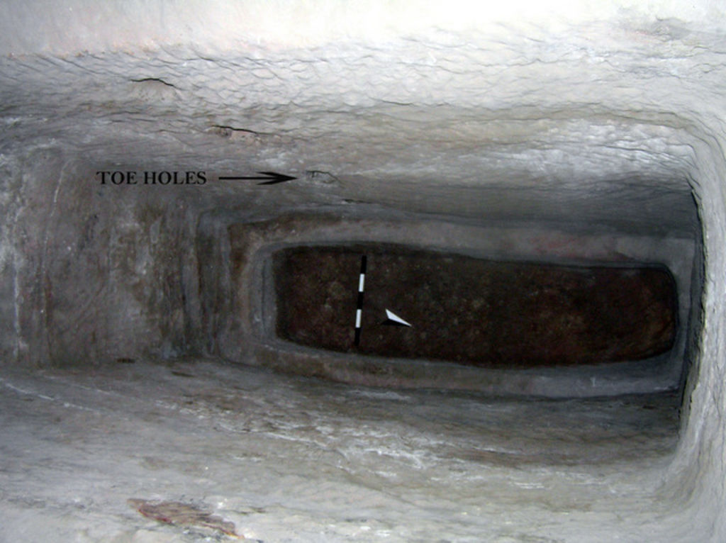 Fig. 27: Bottom of arcosolium grave in Tomb 779, with toe-holes in west wall (photo: L. Wadeson)