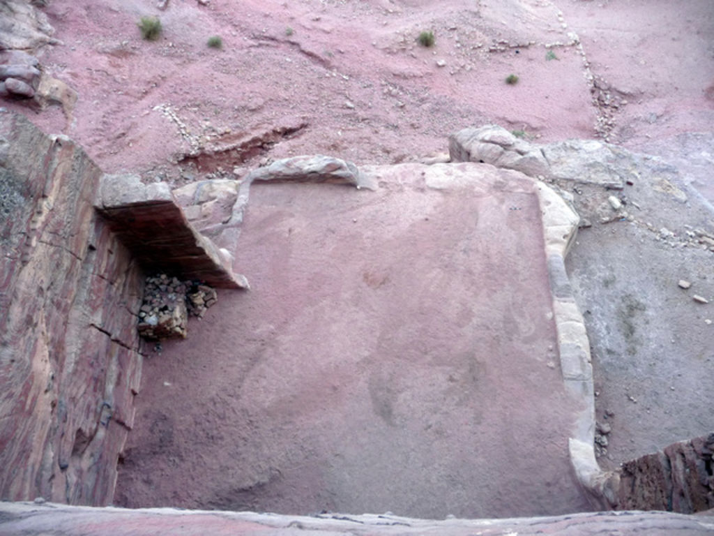 Fig. 31: Courtyard (Sector B) of Tomb 781 before excavation (photo: L. Wadeson)