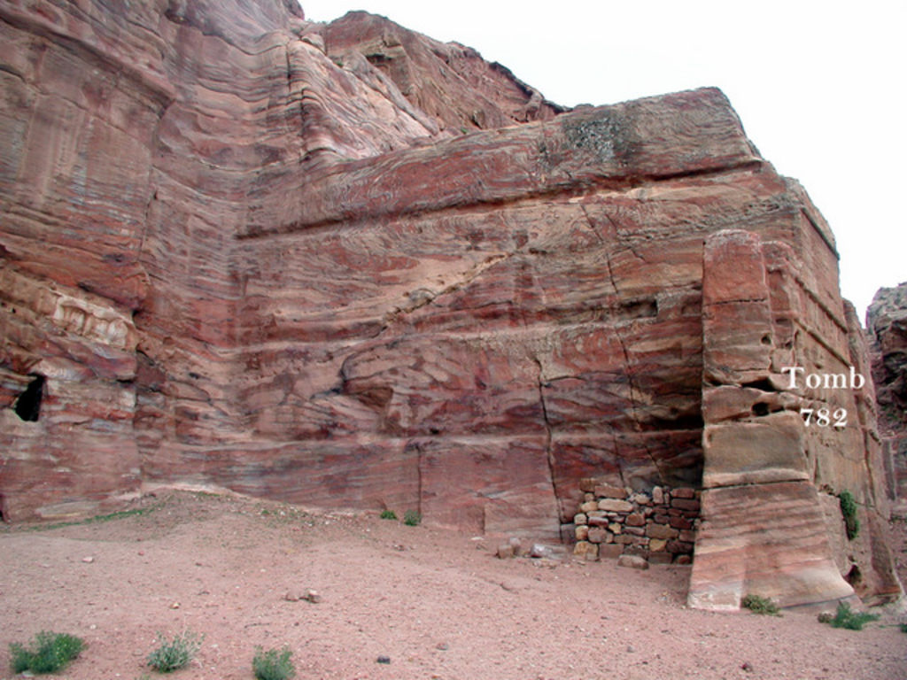 Fig. 32: Southern exterior wall of Tomb 781 with rock-cut grooves (photo: L. Wadeson)