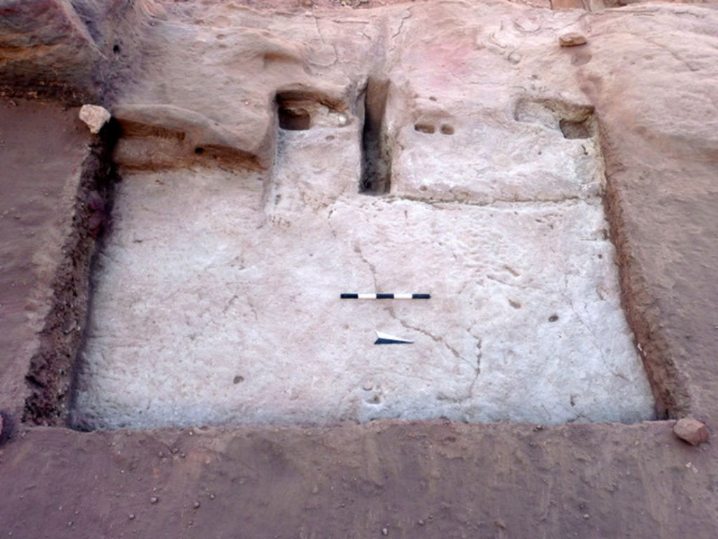 Fig. 33: Threshold of external platform of Tomb 781 (Trench 3, Sector B) (photo: L. Wadeson)