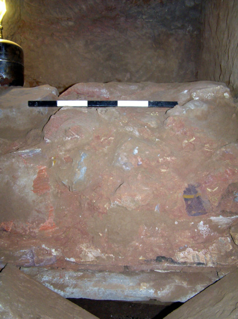 Fig. 38: Section of original sealing layers in arcosolium grave of Tomb 781 – facing south (photo: L. Wadeson)