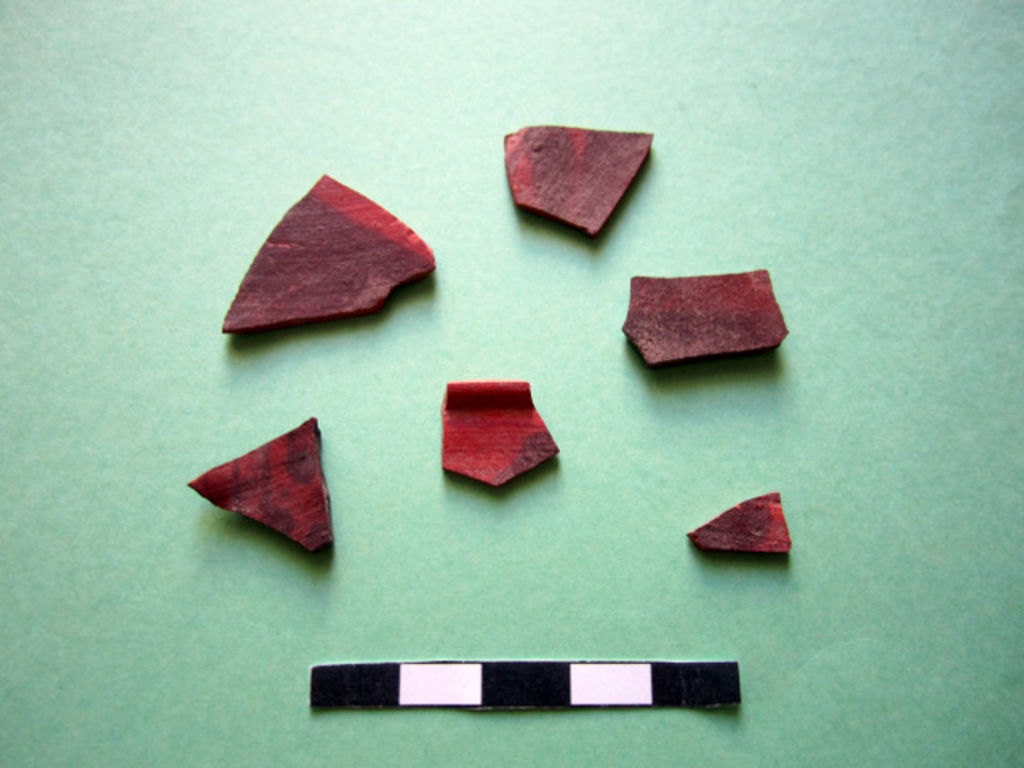 Fig. 41: Painted pottery from arcosolium grave (LO 74) in Tomb 781 (photo: L. Wadeson)