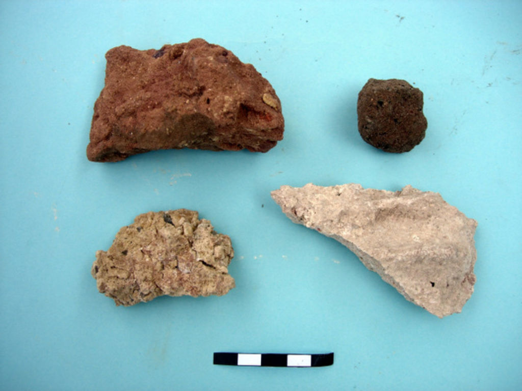 Fig. 42: Four different types of mortar from sealing layers in arcosolium grave of Tomb 781 (photo: L. Wadeson)