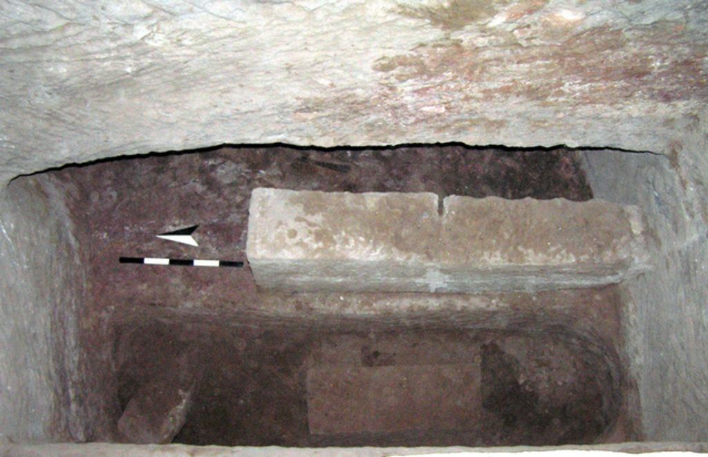 Fig. 43: Arcosolium grave in Tomb 781 – remains of built wall blocking side niche (photo: L. Wadeson)