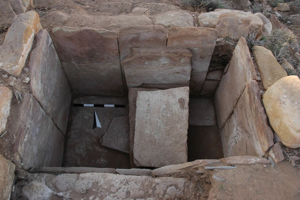 Fig. 9: Small bathtub within ST 20 with dumped floor or roofing slabs (photo: S. G. Schmid)