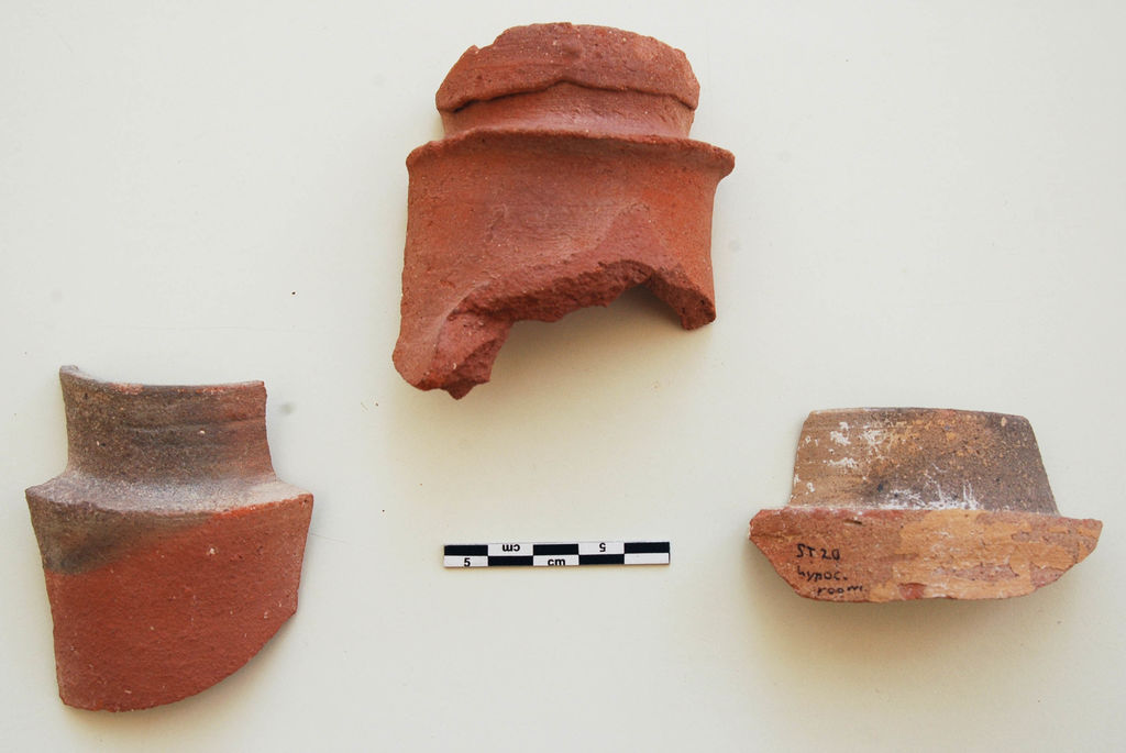 Fig. 12: Fragments of clay water pipes from small bathtub (left) and hypocaust room (right) (photo: S. G. Schmid)