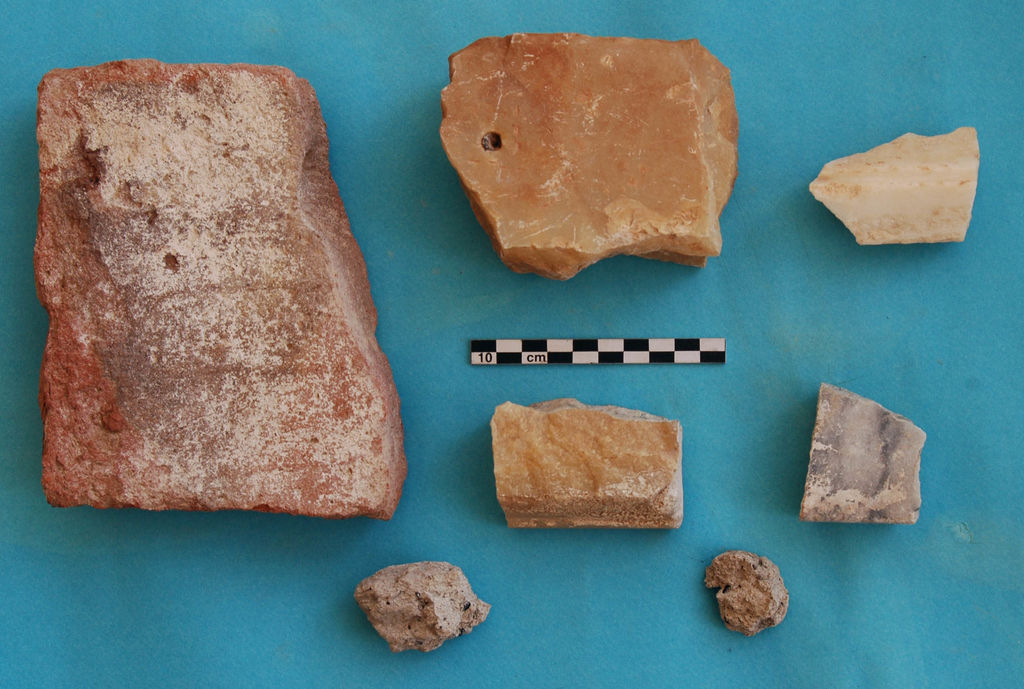 Fig. 13: Fragments of suspensurae, mortar, alabaster and marble from ST 20 and ST 26 (top right) (photo: S. G. Schmid)