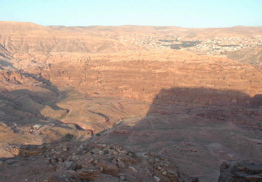 Fig. 16: Overall view of ST 26 (bottom) with view over Petra and Wadi Mousa (photo: S. G. Schmid)