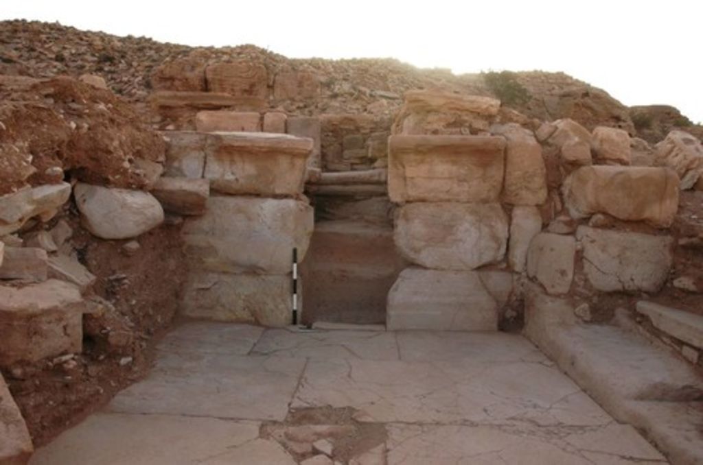 Fig. 7: Umm al-Biyara, ST 26. Huge hall, backwall with pedestals, small door in between, big door to the right (photo: S. G. Schmid)