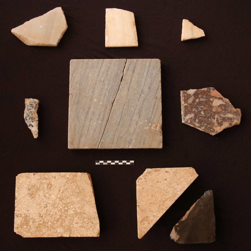 Fig. 9: Umm al-Biyara, ST 26. Different limestone and marble fragments from floor and wall decoration (photo: S. G. Schmid)