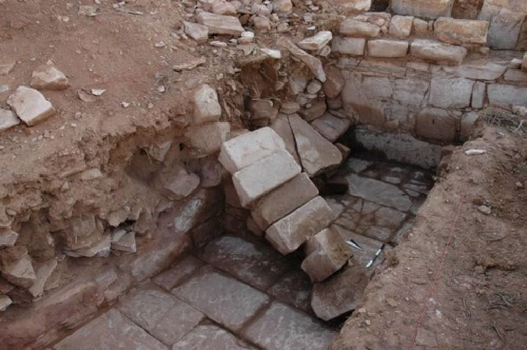 Fig. 13: Umm al-Biyara, ST 20. Big hall with collapsed pillar (photo: S. G. Schmid)