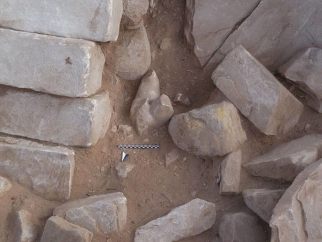 Fig. 16: Umm al-Biyara, ST 20. Big hall with marble statuette stuck between collapsed architectural members (photo: S. G. Schmid)