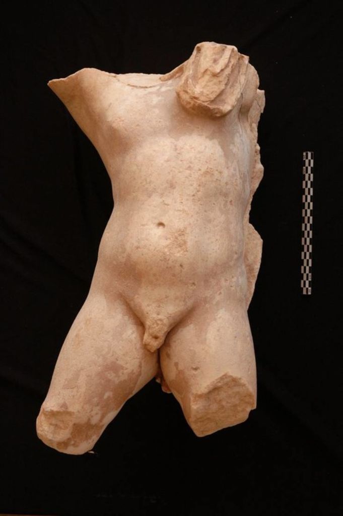 Fig. 17: Umm al-Biyara, ST 20. Marble statuette of statuette of nude male figure wearing a cloak (photo: S. G. Schmid)