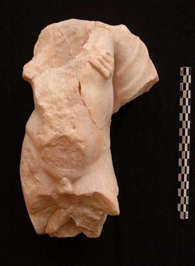 Fig. 18: Umm al-Biyara, ST 20. Marble statuette of male figure wearing a panther skin (photo: S. G. Schmid)