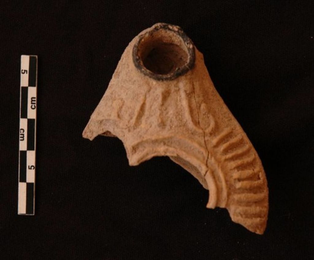 Fig. 23: Umm al-Biyara, ST 20, fragment of late Roman – early Byzantine lamp from the sewage channel in the toilet of the bathing complex (photo: S. G. Schmid)