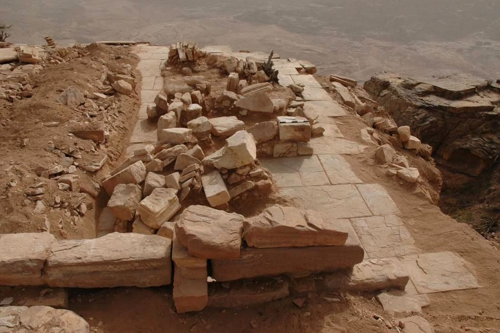 Fig. 4: ST 26 during excavation with collapsed architecture, view from W (photo: S. G. Schmid)