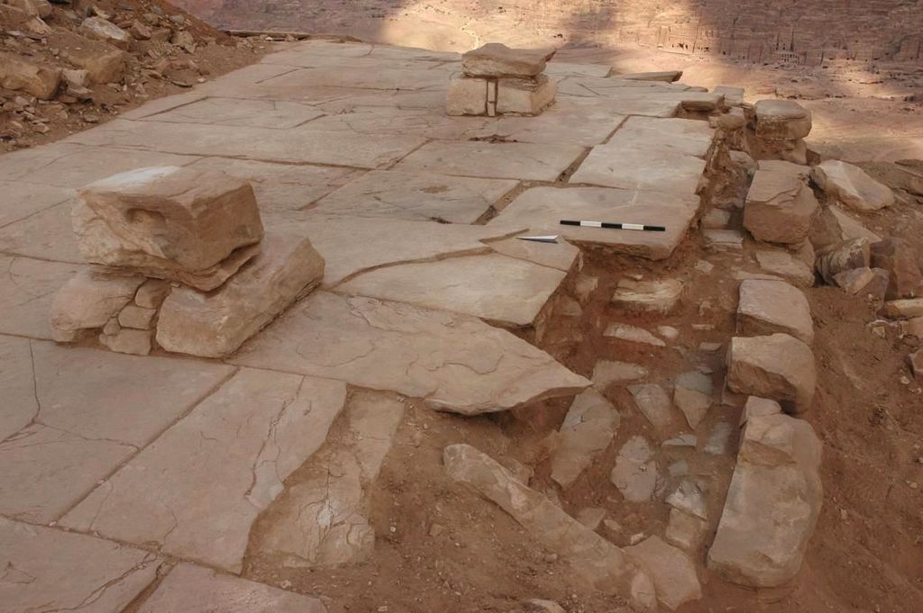 Fig. 6: ST 26 after excavation with pillars and S wall, view from W (photo: S. G. Schmid)