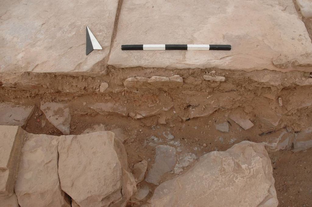 Fig. 7: ST 26 after excavation with small remains of wall plaster sticking to floor slabs (red arrows) (photo: S. G. Schmid)