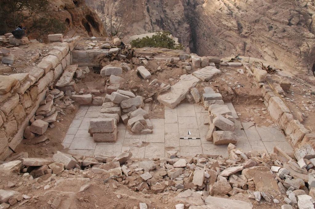 Fig. 17: ST 20, main hall during excavation, with collapsed arches and roofing, view from S (photo: S. G. Schmid)