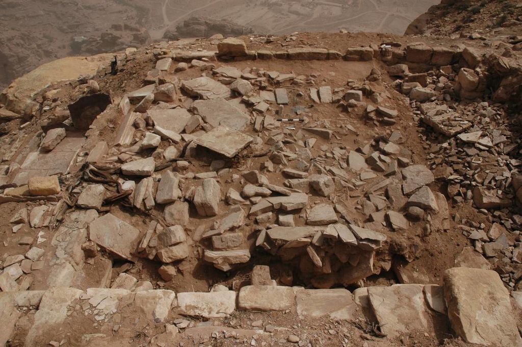 Fig. 18: ST 20 during excavation, with collapsed architectural elements, view from W (photo: S. G. Schmid)