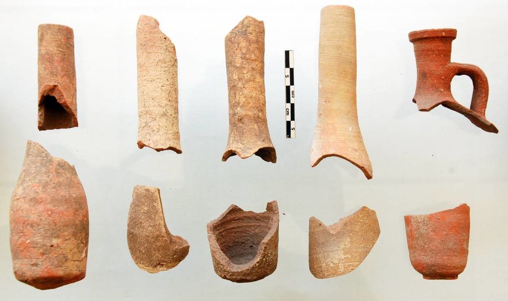 Fig. 28: ST 20, unguentaria and similar flasks from small „room“ E of huge bathtub (photo: S. G. Schmid)