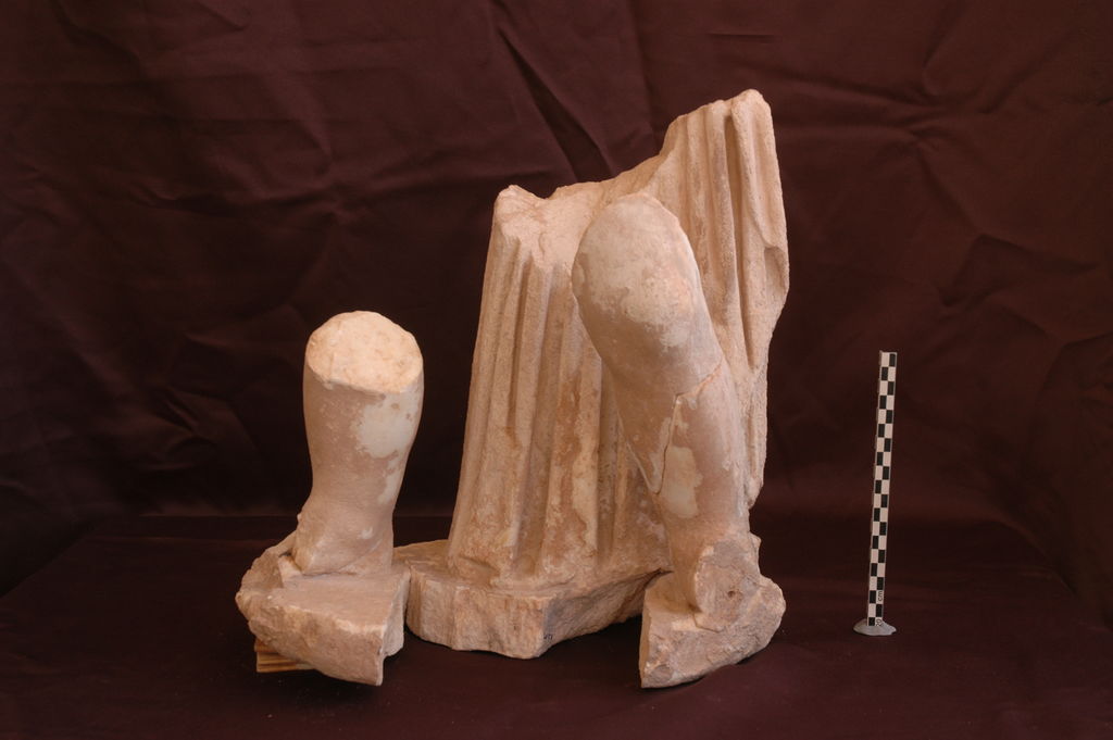 Fig. 10: ST 20; fragments of marble statue of a boy carrying a water jar. Fitting fragments from 2011, 2012 and 2013 (photo: S. G. Schmid)