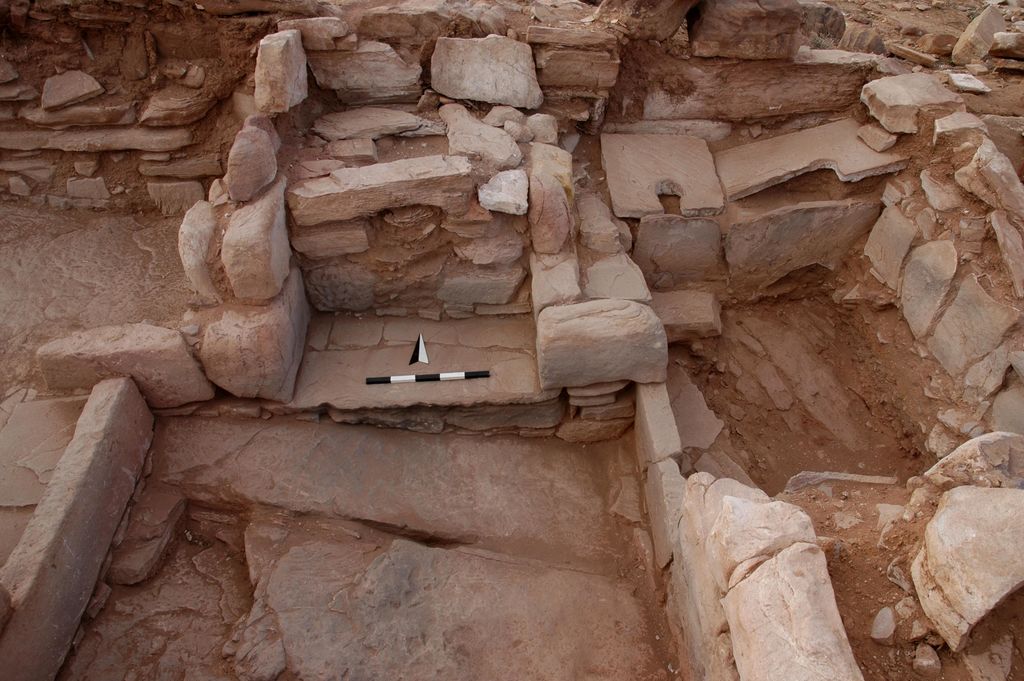 Fig. 12: ST 19, oven (centre) and toilet (right) (photo: S. G. Schmid)