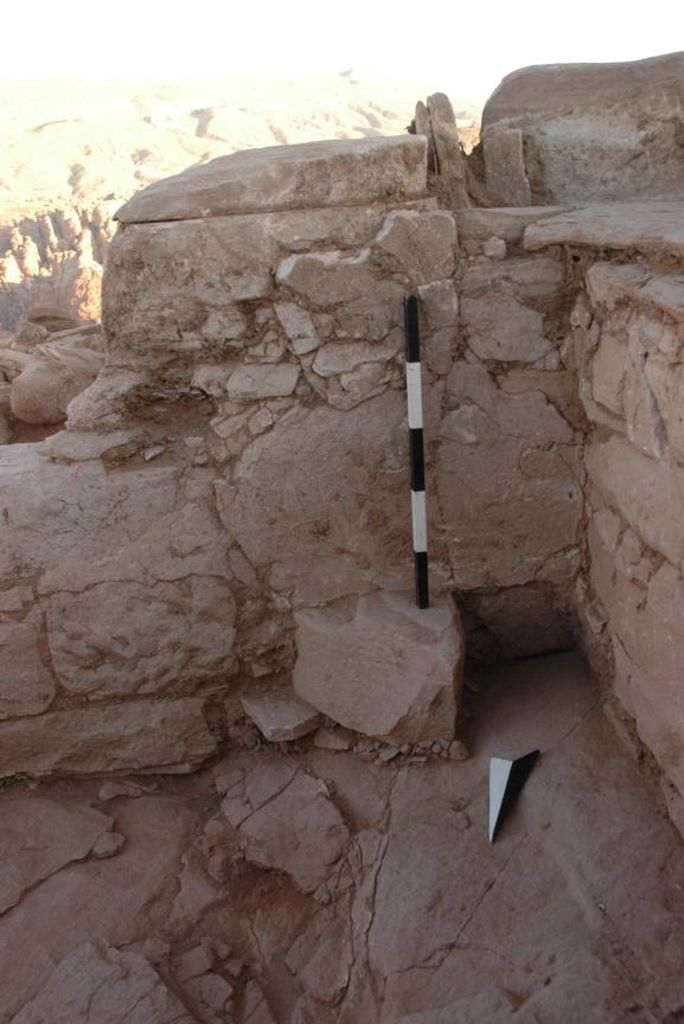 Fig. 7a: W 17 with plaster, showing later addition of W 16 (right) and single stone of older wall (bottom) (photo: S. G. Schmid)