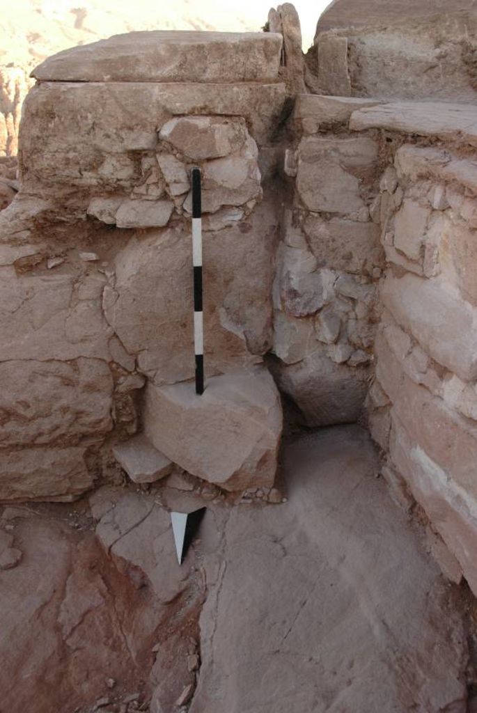 Fig. 7b: W 17 without plaster, showing later addition of W 16 (right) and single stone of older wall (bottom) (photo: S. G. Schmid)