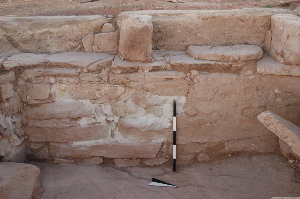 Fig. 10: W 16 with niches (top), removed wall plaster (left) and wall plaster in situ (right) (photo: S. G. Schmid)