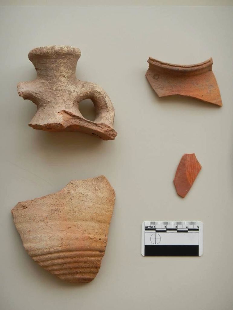 Fig. 11: „Pilgrim flask“ (left) from ST 19 (photo: S. G. Schmid)