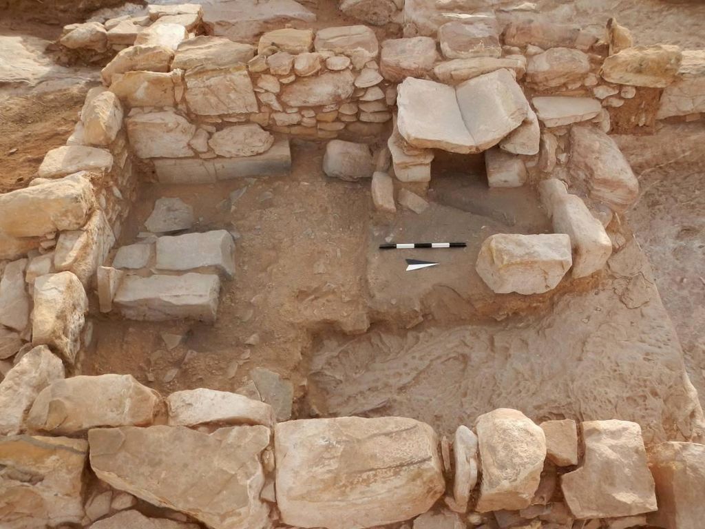 Fig. 15: ST 7, kitchen with oven and debris from food production (photo: S. G. Schmid)