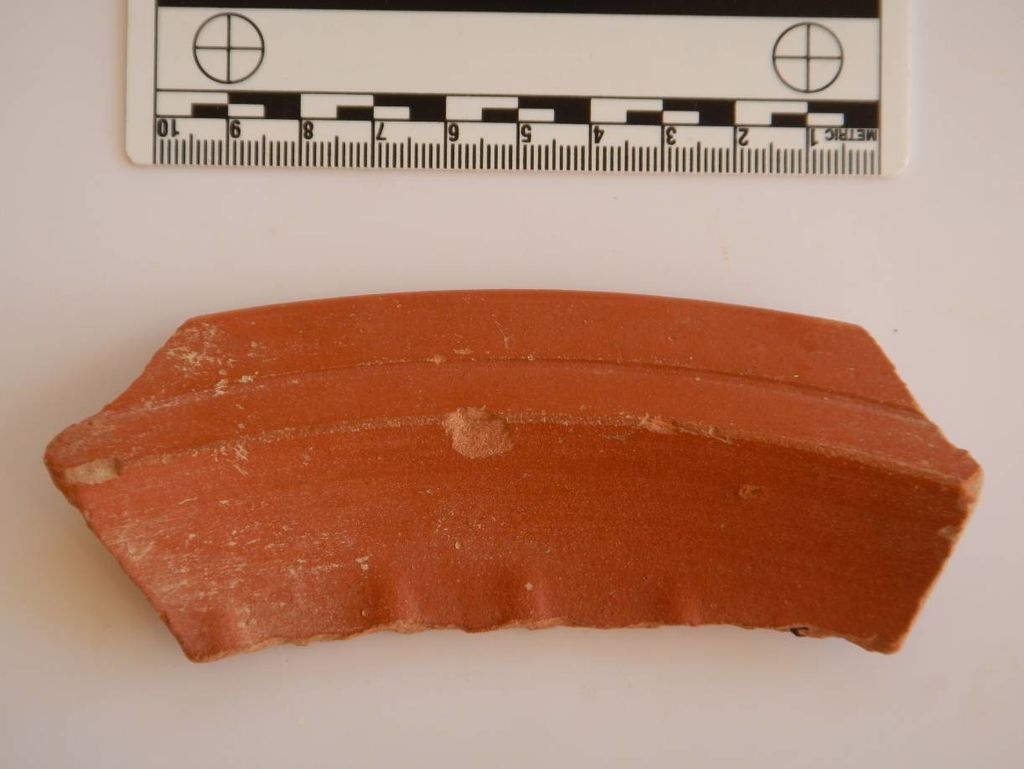 Fig. 18: ST 7, rim sherd of African Red Slip plate from the kitchen area (photo: S. G. Schmid)