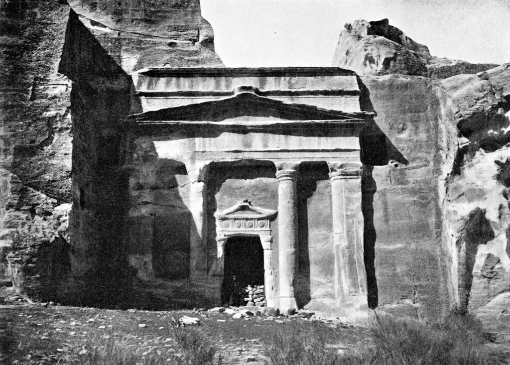 Fig. 1: Impression of the Soldier Tomb in the Wadi Farasa East around 1897/1898 (Foto: R. E. Brünnow – A. v. Domaszewski)