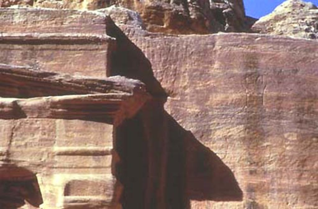 Fig. 16: Pediment of „Soldier Tomb“ with rock carving of an altar to the right of it (photo: S. G. Schmid)