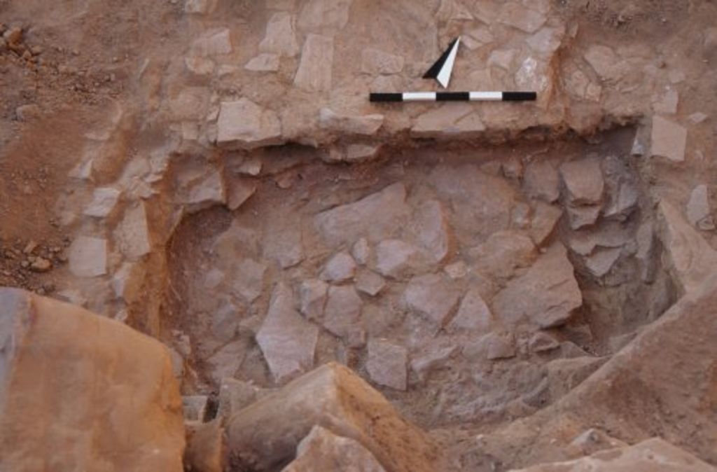 Fig. 4: Lower terrace, trench 1, small sounding beneath level of floor foundations; cf. hatching on fig. 8 (photo: S. G. Schmid)