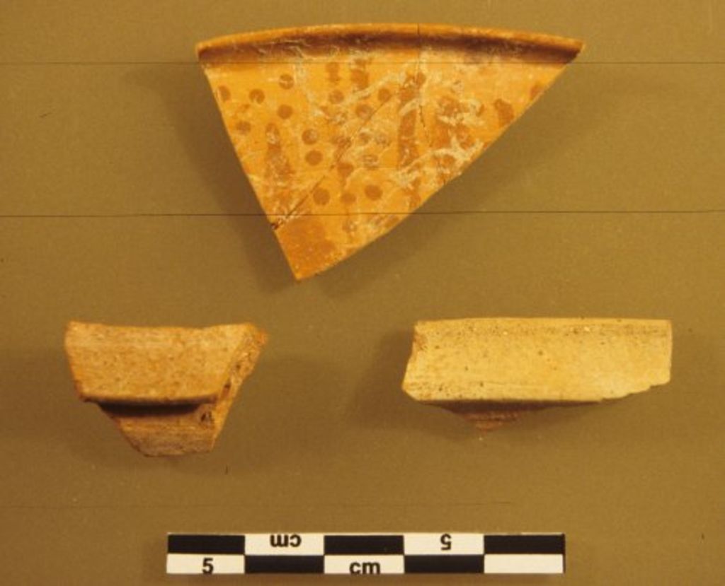 Fig. 5: Lower terrace, Nabataean pottery from small sounding beneath floor foundations in trench 1 (photo: S. G. Schmid)