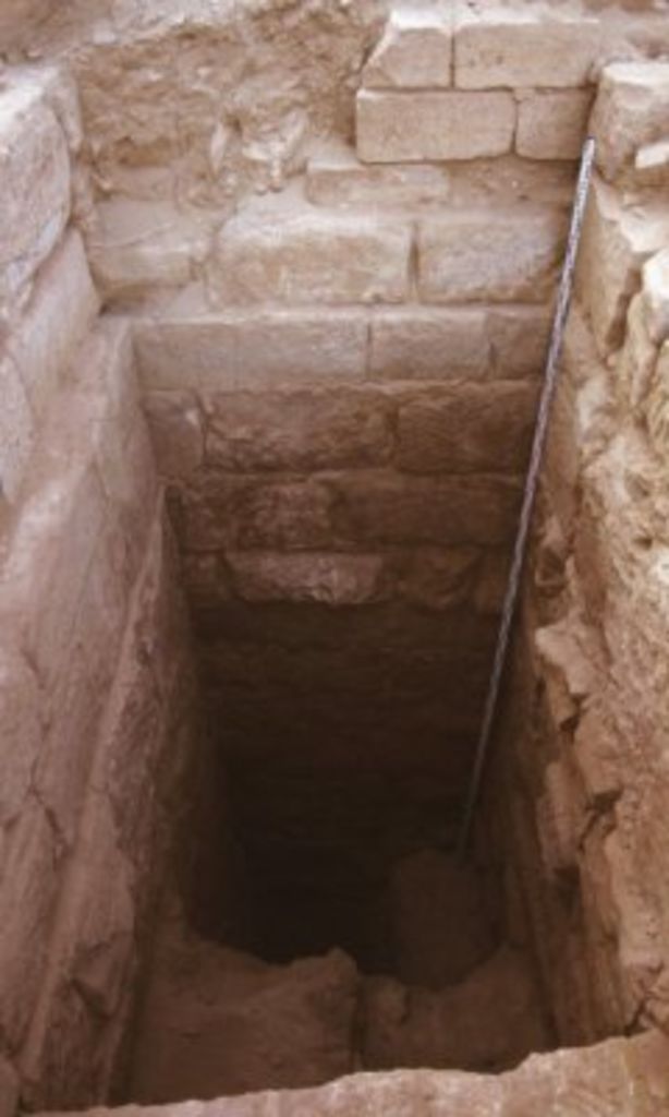 Fig. 6: Lower terrace, trench 1, wall 2 (left), wall 3 (centre) and wall 4 (right) from NW (photo: S. G. Schmid)