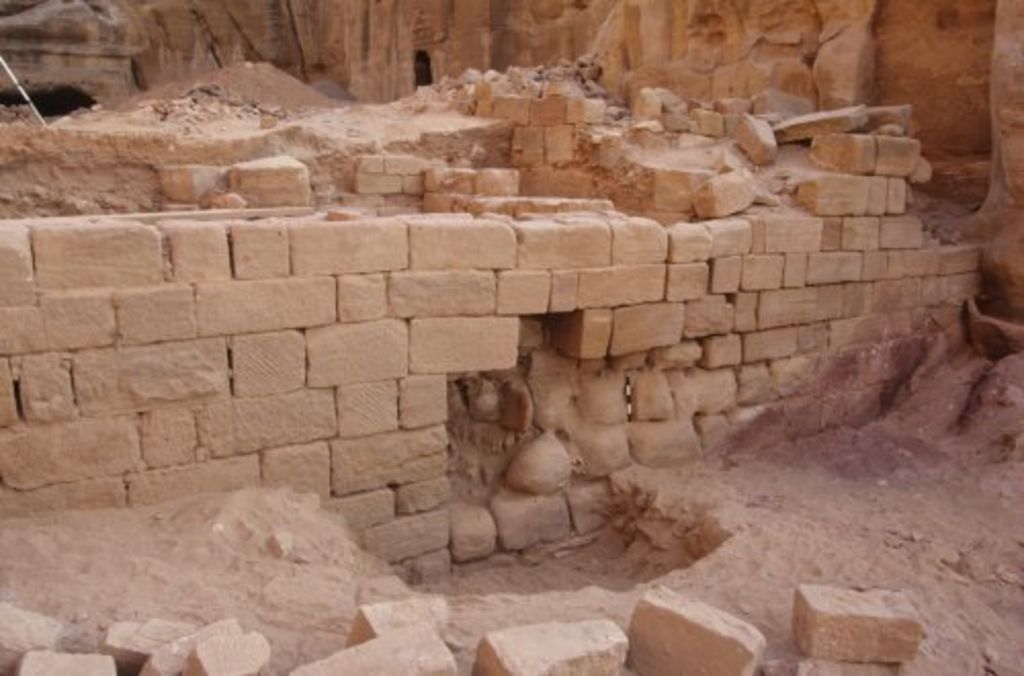 Fig. 9: Lower terrace, main retaining wall of the lower terrace from N, showing original part on the left, later additions on the right (photo: S. G. Schmid)