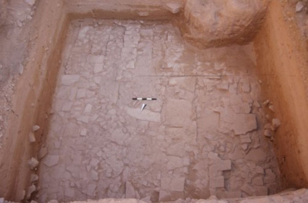 Fig. 17: Lower terrace, trench 2, foundations for floor slabs of central courtyard from N (photo: S. G. Schmid)