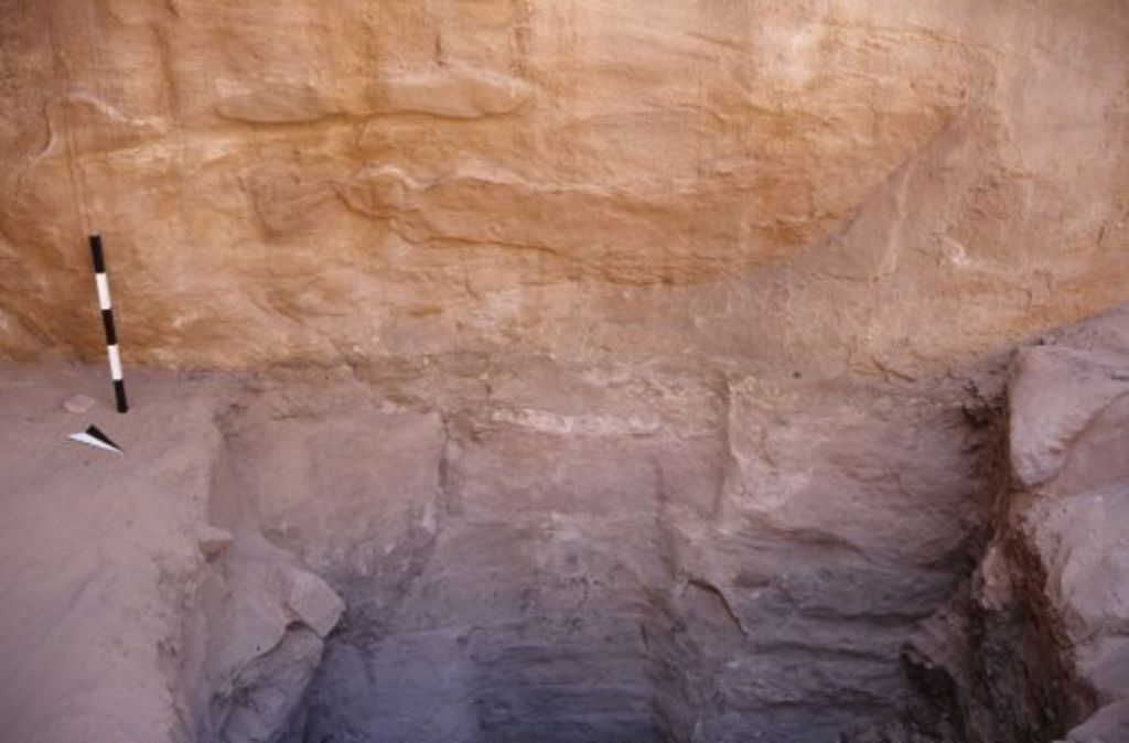 Fig. 22: Lower terrace, trench 4 with rock carvings for half column from NE (photo: S. G. Schmid)