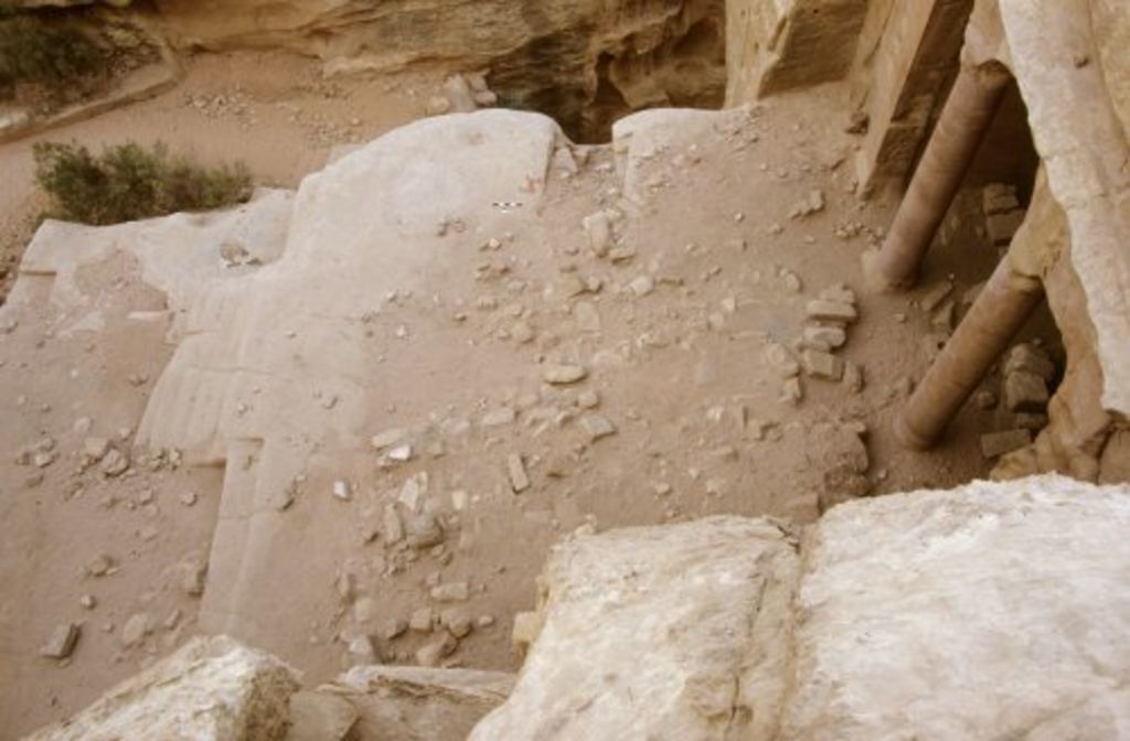 Fig. 25: Upper terrace, trench 5 in front of „Garden Triclinium“ before cleaning from E (photo: S. G. Schmid)