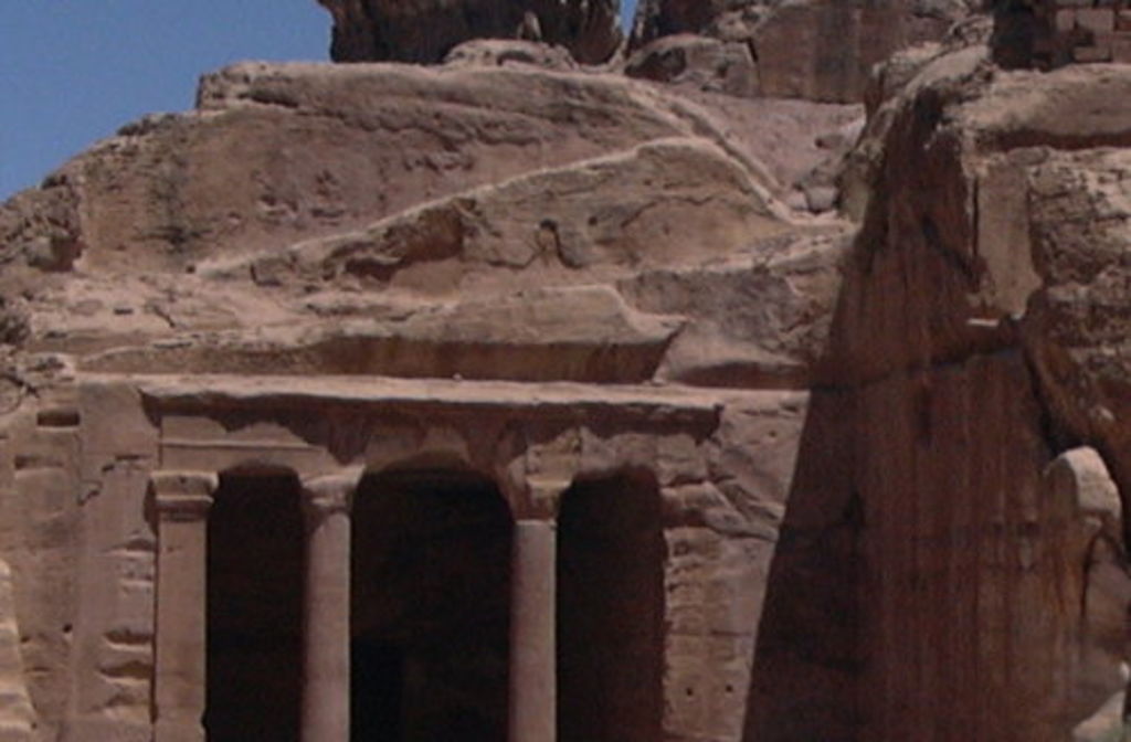 Fig. 37: Upper terrace, „Garden Triclinium“ and related structures (rock cuttings for upper floor etc.) from S (photo: S. G. Schmid)