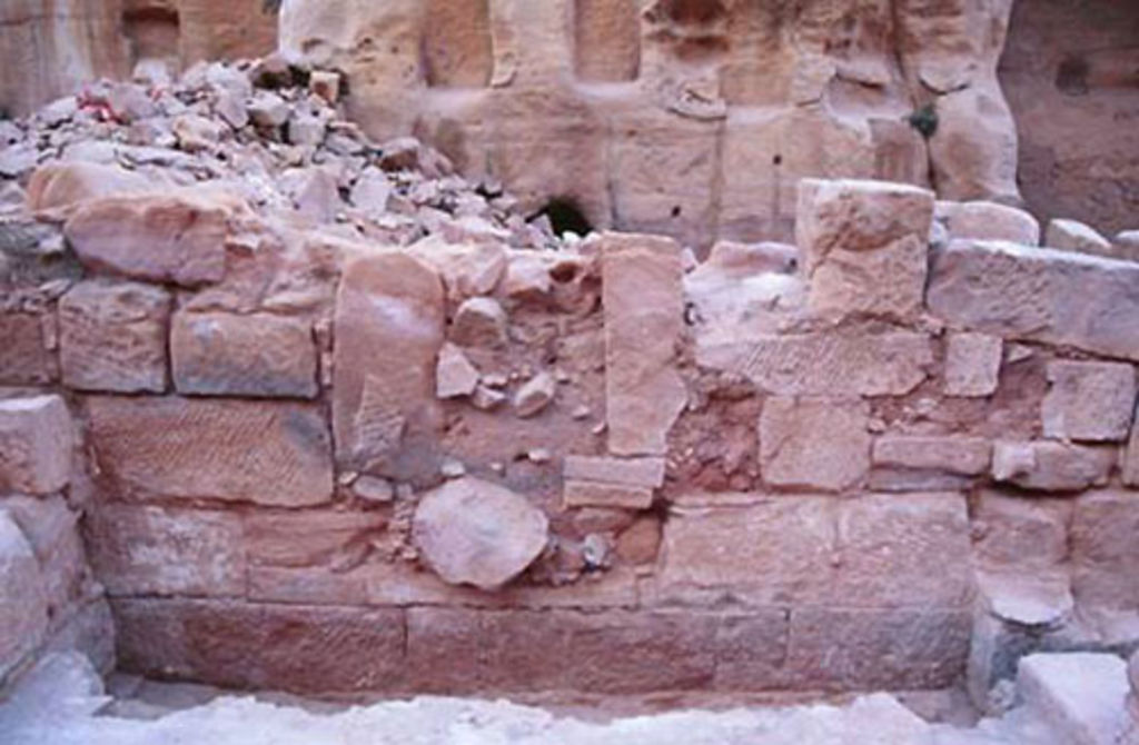 Fig. 8: Lower terrace, room 2; Nabataean wall topped by Medieval wall (photo: S. G. Schmid)