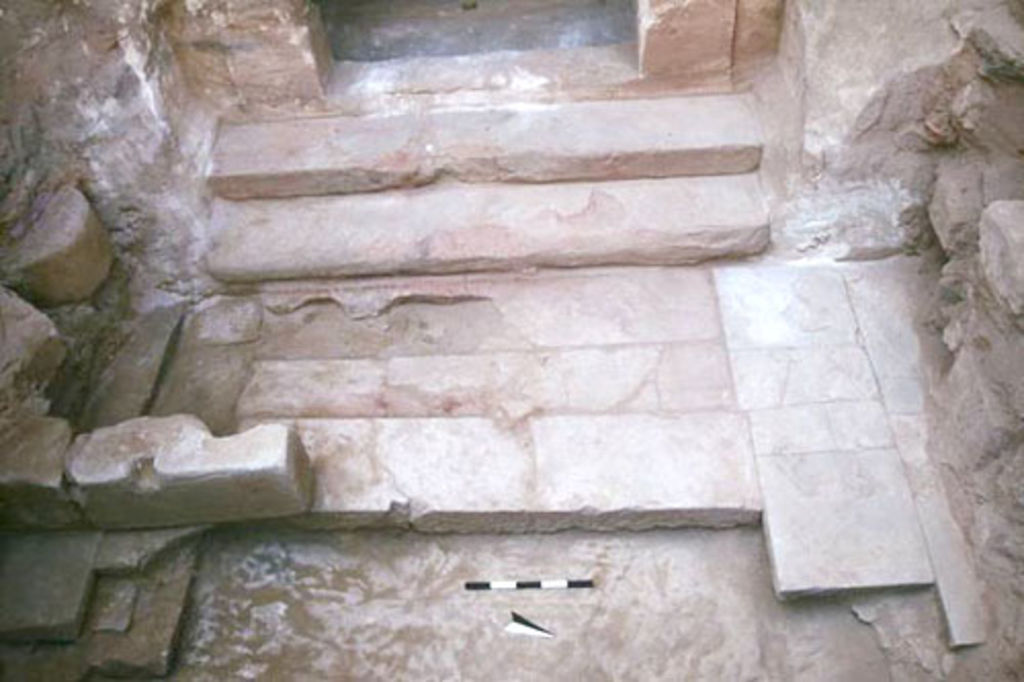 Fig. 10: Lower terrace, entrance of Soldier Tomb (photo: S. G. Schmid)