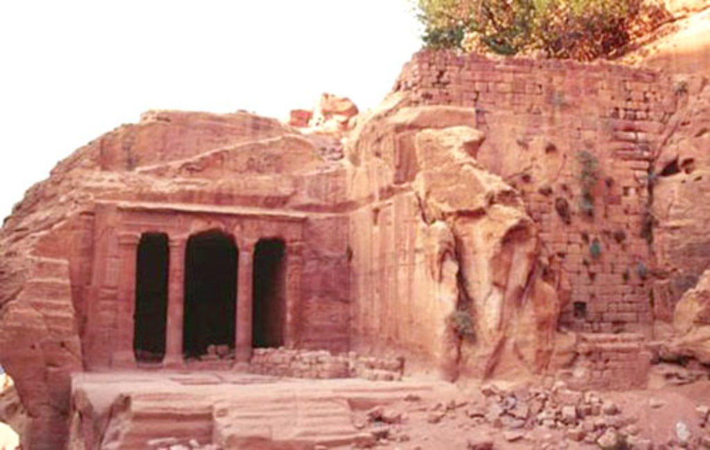 Fig. 20: Wadi Farasa East, upper terrace with cistern (right) and „Garden Triclinium“ (photo: S. G. Schmid)