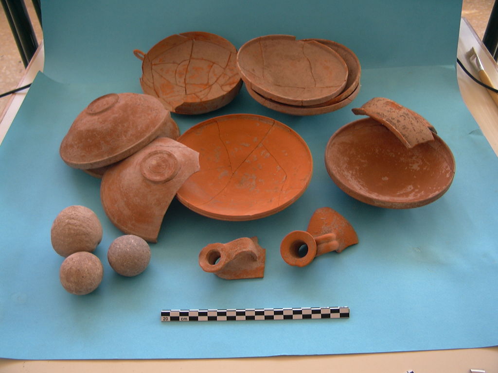 Fig. 4: Nabataean pottery from cistern on figs. 2 and 3 (photo: S. G. Schmid)