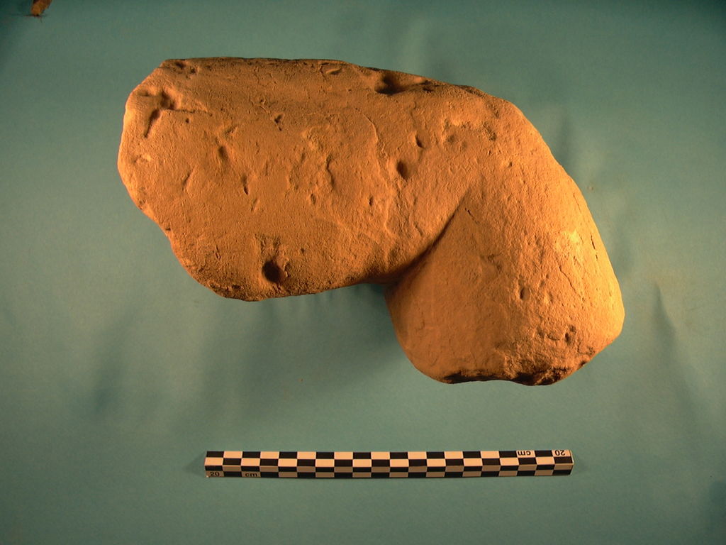 Fig. 11: Left arm of statue from „Soldier Tomb“ (photo: S. G. Schmid)