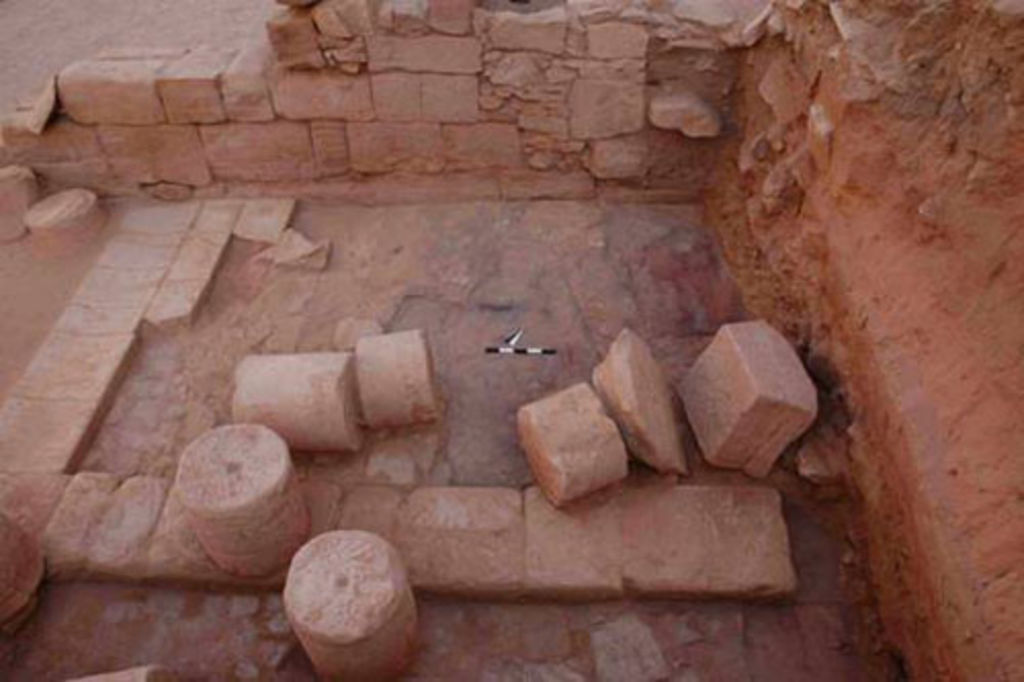 Fig. 2: Wadi Farasa East, lower terrace; northern porticus with fallen column drums, capital and double arch (photo: S. G. Schmid)