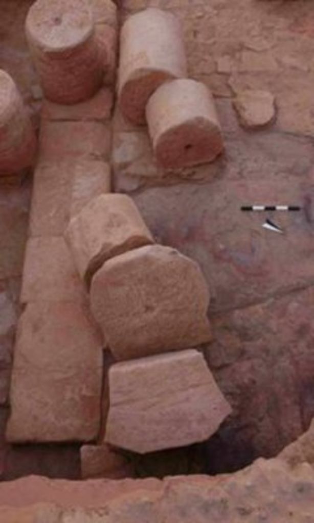 Fig. 3: Wadi Farasa East, lower terrace; northern portico, fallen column drums, capital and double arch (photo: S. G. Schmid)